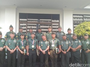Aksi Heroik Serma Timbul dkk Panjat Tiang Bendera Dihadiahi Motor