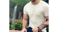 Pria ganteng berdarah India ini memang dikenal sebagai penyanyi dan komposer. Ia mulai dikenal setelah menyanyikan cover lagu Tum Hi Ho dalam 10 gaya berbeda. Selain hobi nyanyi, Slathia juga hobi makan. Foto: instagram @siddharthslathia