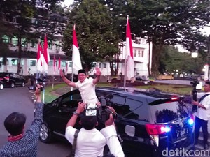 Lambaian Tangan Terakhir Ridwan Kamil di Balai Kota Bandung