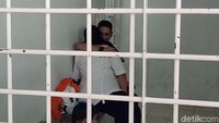 Dhawiya dan Muhammad menuangkan rasa rindu di ruang tunggu PN Jakarta Timur. Mereka tampak berpelukan dan Muhammad tampak mencium kening Dhawiya.  Foto: Desi Puspasari