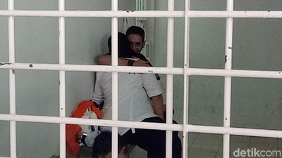 Momen Mesra Dhawiya dan Muhammad di Balik Jeruji Besi
