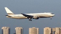Boeing 767-33A/ER Private ini dimilik orang kaya Rusia Roman Abramovich. Jet pribadi ini memiliki kapasitas hingga 409 orang, dengan kapasitas tersebut, pesawat ini masuk katagori pesawat jet terbesar di dunia. Istimewa/lovemoney.com.