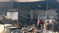 Sejumlah pedagang tampak sibuk membersihkan puing-puing bangunan kios yang terbakar di Pasar Gedebage Bandung, Selasa (4/9/2018) pagi.