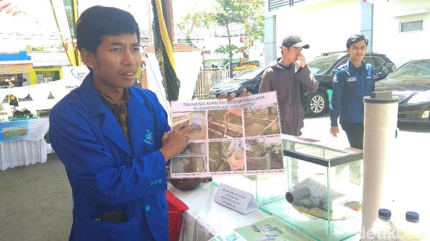 Mahasiswa di Karawang Jernihkan Air Kotor Menggunakan Arang