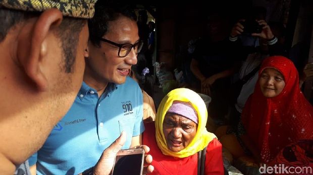 Sandiaga sempat berinteraksi dengan warga di Pasar Cik Puan