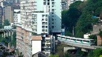 Kereta ini adanya di Chongqing, China. Kereta dikonsep sedemikian rupa lantaran menyesuaikan padatnya penduduk serta bangunan yang ada di Chongqing. Kereta ini menembus lantai 19 gedung apartemen. Istimewa/oddee.com.