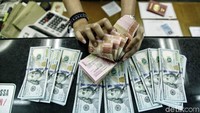 Jika ingin membantu penguatan Rupiah, masyarakat Indonesia bisa menahan dulu keinginan untuk jalan-jalan ke luar negeri.