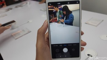 Redmi 6 hadir dalam empat pilihan warna yaitu Black, Gold, and Blue. Redmi 6 versi 3GB/32GB dibanderol dengan harga Rp 1.999.000, sedangkan versi 4GB/64GB dibanderol dengan harga Rp 2.399.000. (Foto: detikINET/Virgina Maulita Putri)