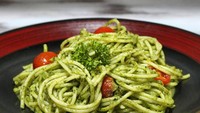 Saus pesto bisa dibuat sendiri di rumah namun kalau tak mau repot, bisa membeli yang siap pakai. Dimasak jadi bumbu spaghetti memang bikin aroma dan rasanya makin mantap. Foto : instagram @cookwitharchi