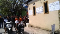 Rekonstruksi sengaja tidak dilakukan di TKP karena dikhawatirkan kejadian yang tak diinginkan. 