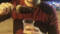 Yang lagi dimakan Slathia ini namanya baraf ka gola alias es serut ala India. Es ini memang cukup populer di India dan kerap dijadikan camilan. Foto: instagram @siddharthslathia