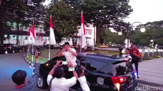 Lambaian Tangan Terakhir Ridwan Kamil di Balai Kota Bandung
