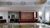 Akibatnya, Gedung DPRD Kota Malang kini bagai tidak berpenghuni. Hanya aparatur sipil negara (ASN) yang bertugas di masing-masing komisi yang banyak terlihat.
