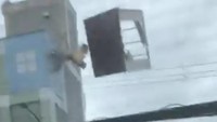 Beberapa video lainnya menunjukkan atap-atap rumah terlepas dan berterbangan akibat angin kencang. Ada juga video yang menunjukkan beberapa trafo di tiang-tiang listrik meledak. Foto: TWITTER/@SAKURA9208/via REUTERS