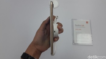 Selain Redmi 6, Xiaomi juga merilis smartphone entry level-nya Redmi 6A. Ponsel ini memiliki ukuran layar yang sama dengan Redmi 6, hanya berbeda di otaknya saja. (Foto: detikINET/Virgina Maulita Putri)