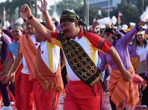 Panglima TNI Ikut Menari Gemu Famire untuk Pecahkan MURI