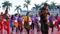 Dalam acara pemecahan rekor itu, Hadi didampingi sang istri, Nanny Hadi Tjahjanto. Istimewa/Puspen TNI.