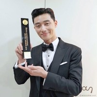 Seperti Tatjana Saphira, Park Seo Joon mendapatkan penghargaan dalam Seoul International Drama Awards 2018. Berkat aktingnya dalam serial Fight For My Way, diganjar penghargaan untuk kategori Best Actor for Hallyu Dramas. Foto: Instagram
