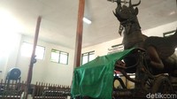 Sementara itu, naga merupakan wujud dari Mang. Ini merupakan simbolisiasi Negeri Tiongkok. Liman itu adalah gajah, simbol Ganesha putra dewa Siwa dari India. Erat kaitannya dengan unsur Hindu (Sudirman Wamad/detikTravel)