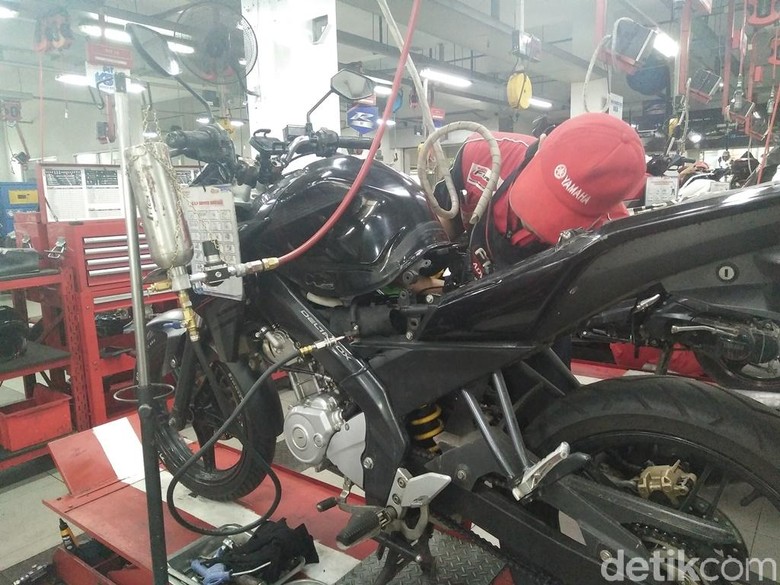 Membersihkan injektor motor pakai metode infus. Foto: Luthfi Anshori Membersihkan injektor motor pakai metode infus. Foto: Luthfi Anshori