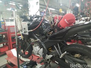 Buat Touring, Lebih Enak Pakai Motor Karburator atau Injeksi?