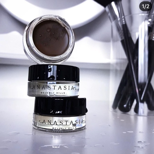 Kemudian Anastasia Soare mulai menciptakan produk alisnya sendiri yang awalnya dibuat dari campuran eye shadow dan lidah buaya. Melihat tidak adanya produk khusus untuk alis, ia memutuskan untuk memproduksi pomade. Anastasia juga mulai mengajarkan pada klien bagaimana cara menggunakannya sebagai cara promosi. Foto: Instagram Anastasia Beverly Hills