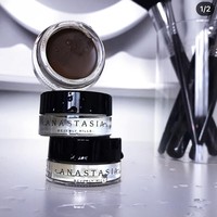 Kemudian Anastasia Soare mulai menciptakan produk alisnya sendiri yang awalnya dibuat dari campuran eye shadow dan lidah buaya. Melihat tidak adanya produk khusus untuk alis, ia memutuskan untuk memproduksi pomade. Anastasia juga mulai mengajarkan pada klien bagaimana cara menggunakannya sebagai cara promosi. Foto: Instagram Anastasia Beverly Hills