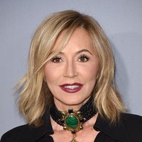 Anastasia Soare datang ke AS dengan bahasa Inggris terbatas. Ketika bekerja di sebuah salon, wanita 59 tahun tersebut sadar ia memiliki ketertarikan dengan alis. Ia pun mengingat bagaimana cara ibunya mencabut dan rasio emas yang dipelajari ketika kuliah seni lalu berusaha menerapkannya. Foto: Getty Images