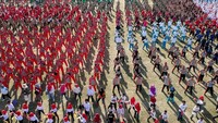 Sejumlah peserta mementaskan Tari Gemu Famire di Stadion Merdeka di Kota Gorontalo, Gorontalo, Selasa (4/9/2018). Antara Foto/Adiwinata Solihin.