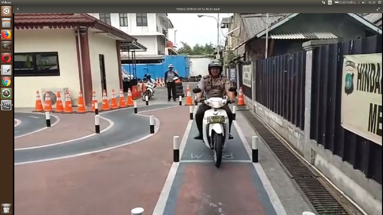 Cerita Bripka Yan Lulus Uji SIM C Walau Kaki Menapak Jalan Cerita Bripka Yan Lulus Uji SIM C Walau Kaki Menapak Jalan