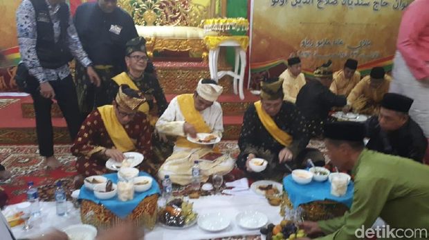 Ustaz Somad Hadiri Upacara Adat Sandiaga Uno di Riau