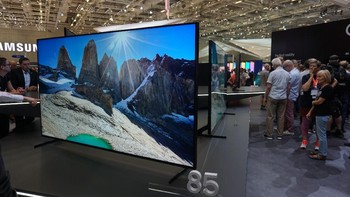 Samsung akan menjual Q900 mulai Oktober mendatang dengan varian ukuran 85, 82, 75, dan 65 inch. Foto: Muhamad Imron Rosyadi