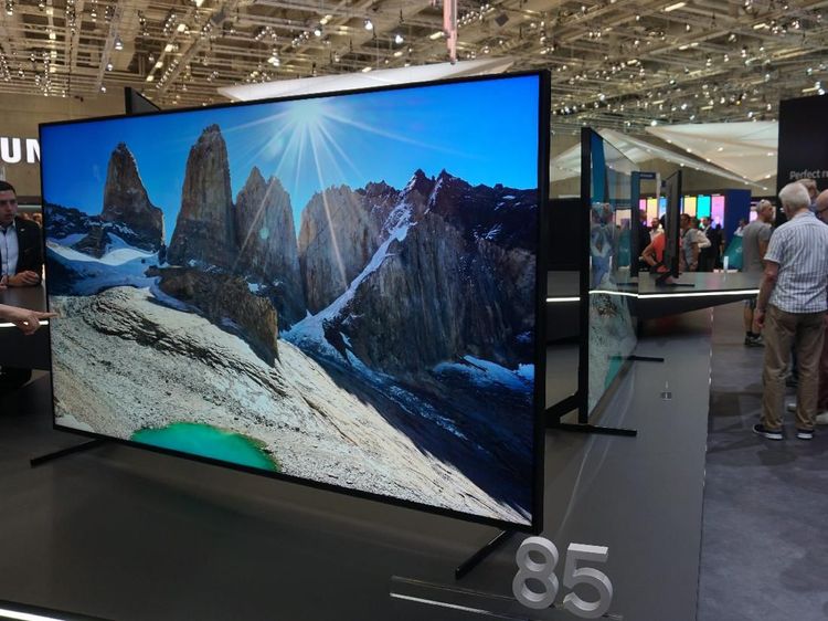 Penampakan Televisi 8K Super Cemerlang Samsung dan LG