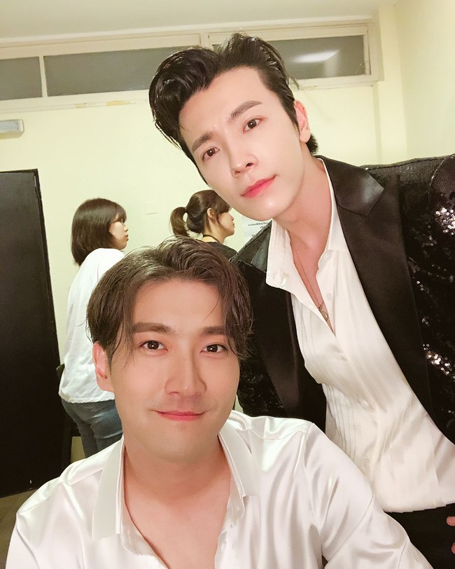 Kalau adu ganteng sama Siwon seperti di foto ini, kamu pilih siapa? Foto: Dok. Instagram