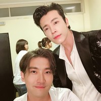 Kalau adu ganteng sama Siwon seperti di foto ini, kamu pilih siapa? Foto: Dok. Instagram