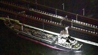 Angin yang super kencang dan gelombang tinggi yang dipicu topan Jebi membuat sebuah kapal tanker seberat 2.591 ton menabrak jembatan yang menghubungkan Bandara Kansai dengan daratan utama Osaka. Tidak ada korban luka dalam insiden itu. Foto: Kyodo/via REUTERS