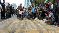 Dari ujung trotoar, penyandang disabilitas bisa mengakses jalur khusus yang berada sejajar dengan halte. 