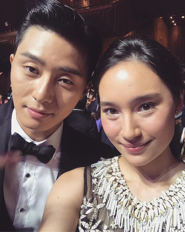 Tatjana Saphira bertemu dengan Park Seo Joon dan sejumlah bintang Korea lainnya di ajang Seoul International Drama Awards 2018. Tampil cantik mengenakan gaun keluaran Biyan, ia pun memanfaatkan momen itu untuk foto dengan para artis Korea, termasuk Park Seo Joon yang kemudian viral di media sosial. Foto: Instagram Tatjana Saphira