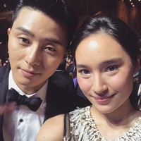 Tatjana Saphira bertemu dengan Park Seo Joon dan sejumlah bintang Korea lainnya di ajang Seoul International Drama Awards 2018. Tampil cantik mengenakan gaun keluaran Biyan, ia pun memanfaatkan momen itu untuk foto dengan para artis Korea, termasuk Park Seo Joon yang kemudian viral di media sosial. Foto: Instagram Tatjana Saphira