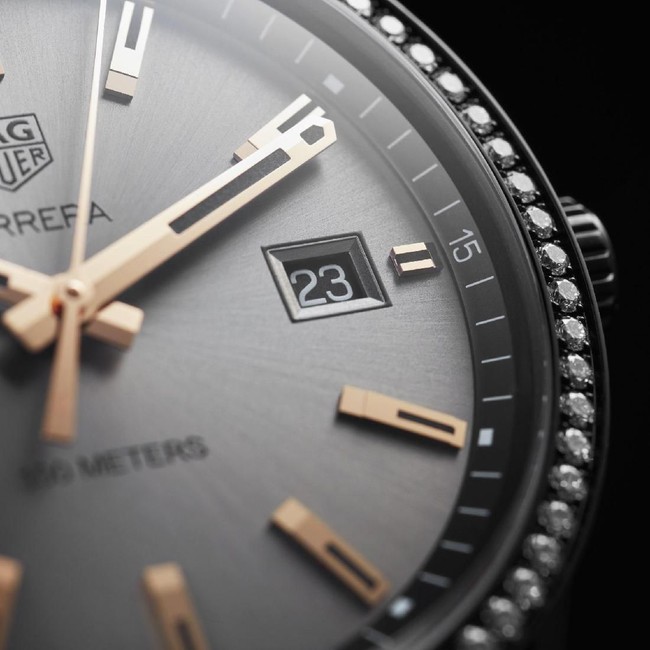 Menariknya, bagian case atau bingkai jam yang berdiameter 39 mm itu dihiasi detail berlian Wasselton sebanyak 72 buah sehingga menciptakan kesan mewah dan glamor. Total, berlian tersebut bernilai 0.70 karat. (Foto: Dok. TAG Heuer)