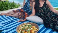 Masih di Bali, kali ini Diah berkumpul bareng teman-temannya. Ia juga foto sendiri dengan pemandangan laut indah dan semangkuk nachos di hadapannya. Foto: Instagram diahpermatasari_d_p_s