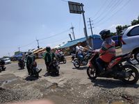 Jalan Berlubang di Depok Ini Rusak Parah, Banyak yang Jadi Korban