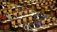 Sebelum Menteri Keuangan Sri Mulyani menyampaikan pandangan pemerintah, sejumlah anggota DPR melakukan interupsi.