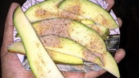 Irisan mangga muda juga dijadikan camilan juga sama Slathia. Kalau di Indonesia paling enak dimakan bersama sambal rujak dan cabai garam, kalau di India makannya pakai apa ya? Foto: instagram @siddharthslathia