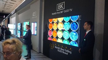 Sesama perusahaan asal Korea Selatan, LG, juga membesut TV OLED 8K. Foto: Muhamad Imron Rosyadi