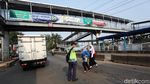 JPO Nyaris Roboh Masih Diperbaiki, Warga Terpaksa Nyebrang di Jalan