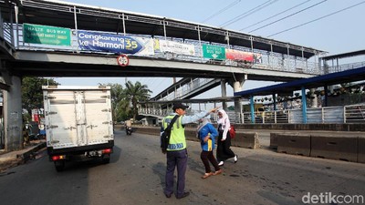 JPO Nyaris Roboh Masih Diperbaiki, Warga Terpaksa Nyebrang di Jalan