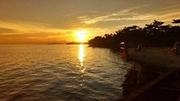 Sunset yang cantik menjadi daya tarik lain Pantai Pasir Putih ini. (Muslimin Abbas/detikTravel)