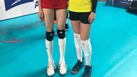 Atlet Kristina Belova tampak kerdil di samping atlet voli China. Padahal tinggi badannya sendiri mencapai 183 sentimeter. (Foto: Instagram/_kristinabelova)