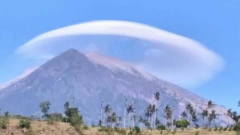 Fenomena awan mirip UFO di Gunung Agung